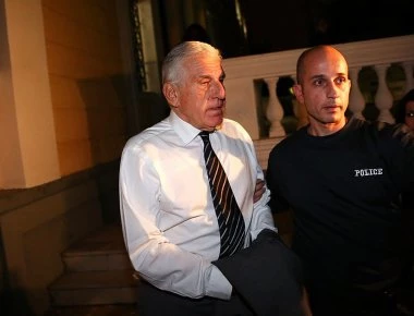 Το ζεύγος Παπαντωνίου οδηγείται στις φυλακές (βίντεο)